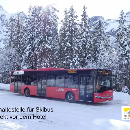 Ferien- Und Alpina מלון 3*