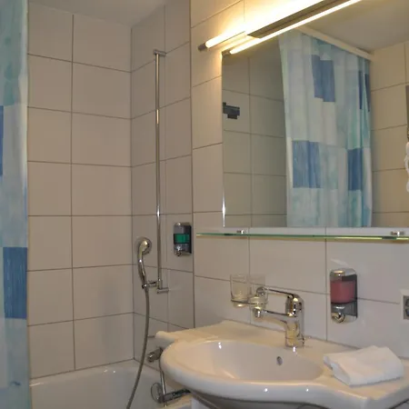 Ferien- Und Alpina 3* אדלבודן